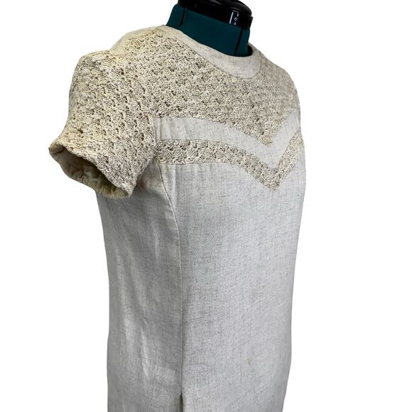 1960s Cream Linen Blend Shift Dress w Crochet Yoke – Mr. Jack Dallas – Size 16 - Picture 2 of 16